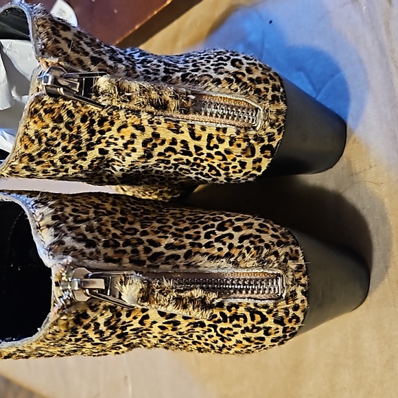 Dolce Vita Calf Hair Ankle Boots Pointed Toe Leopard Print Block Heel sz 6.5 - Picture 6 of 8